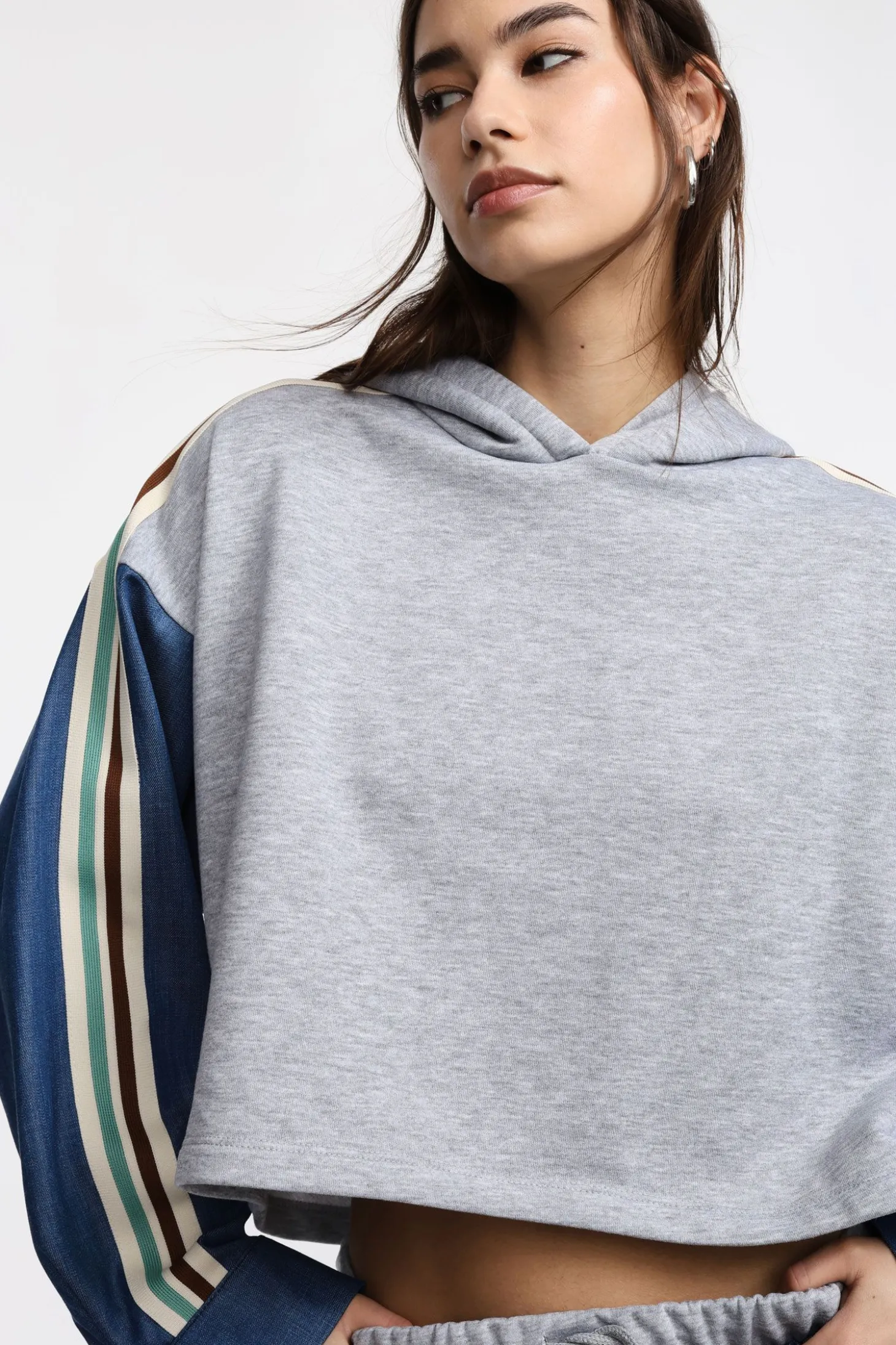 Sudadera con capucha y mangas vaqueras