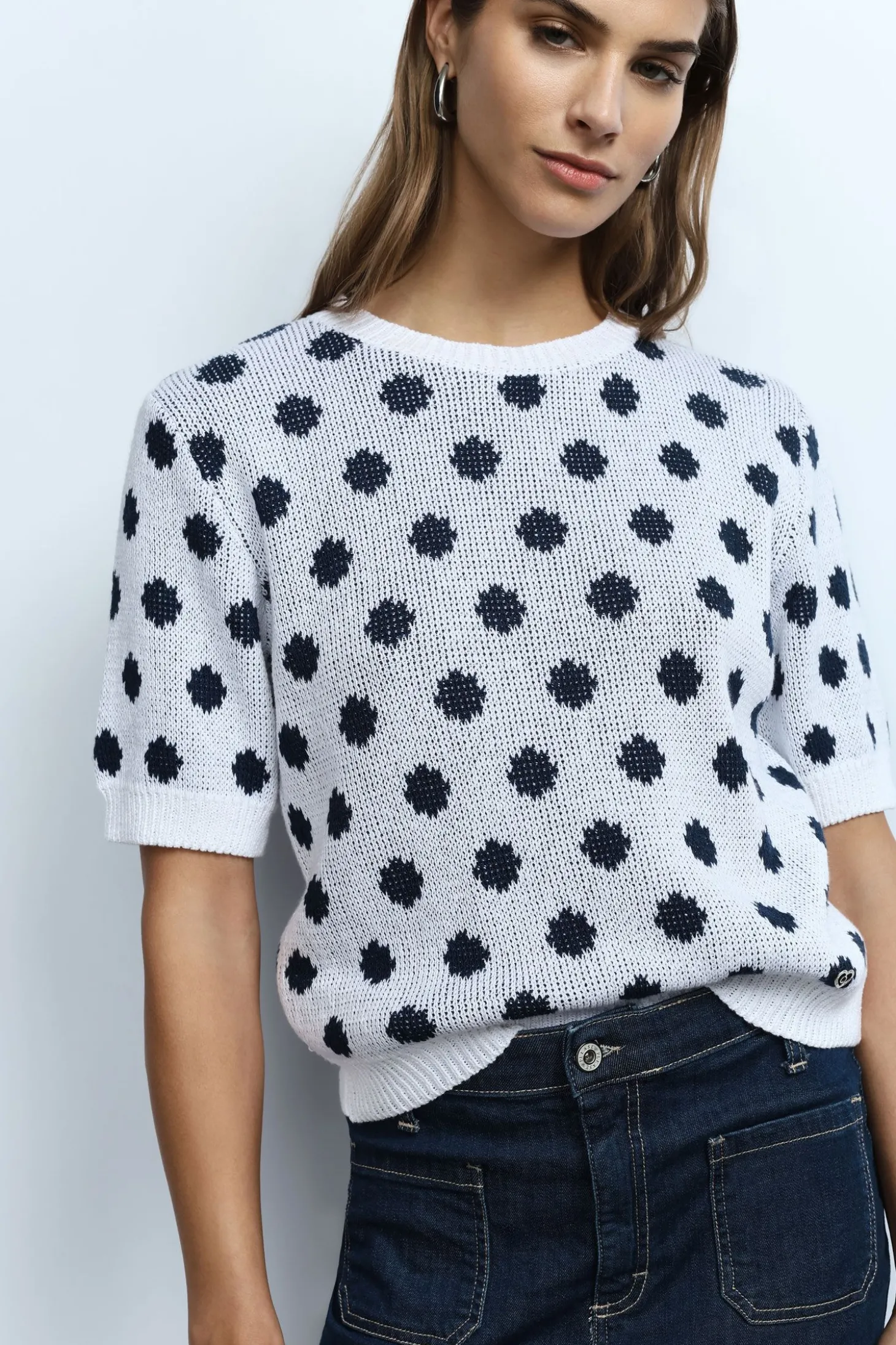 Suéter de cuello redondo con lunares