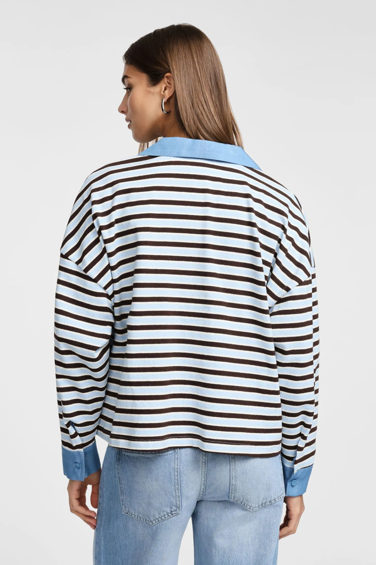 Suéter de rayas cuello polo