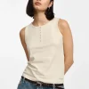 Tank top con botones decorativos