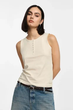 Tank top con botones decorativos