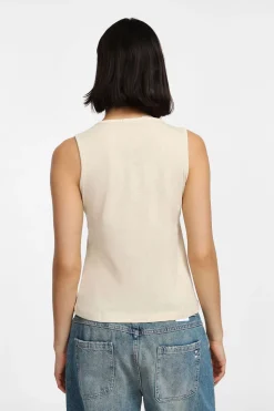 Tank top con botones decorativos