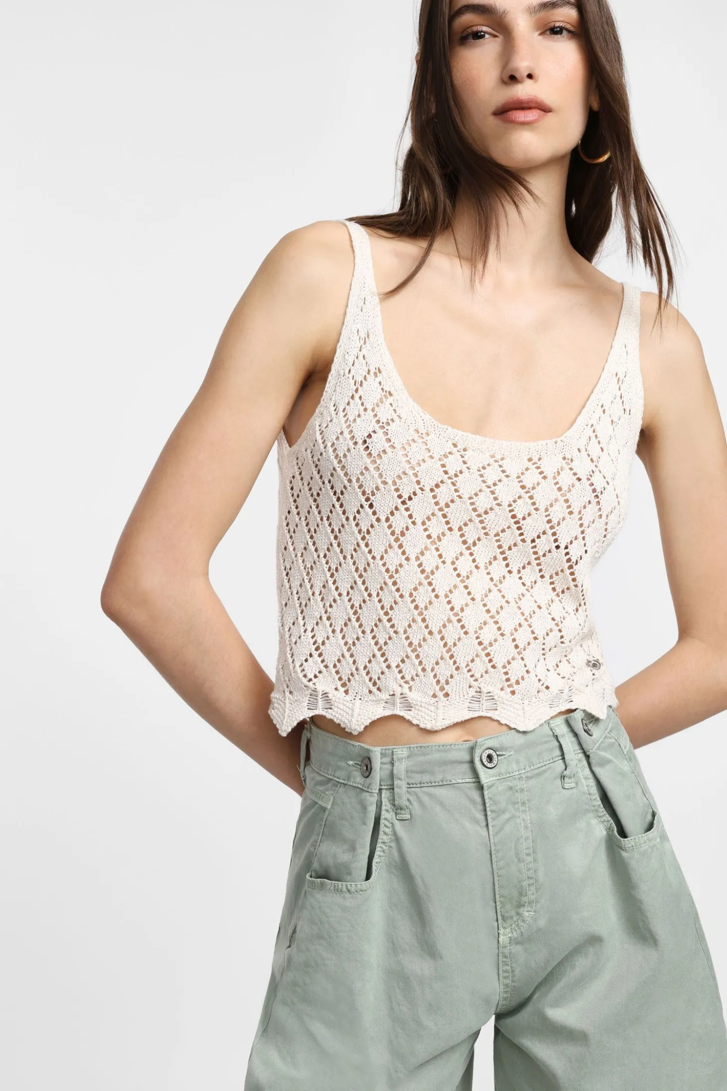 Top con tirantes y diseño calado