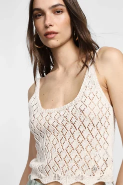 Top con tirantes y diseño calado