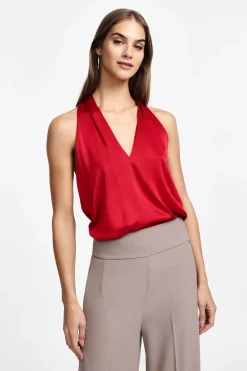 Top de satén con escote en V y cuello halter