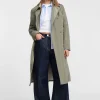 Trench con botones y cinturón