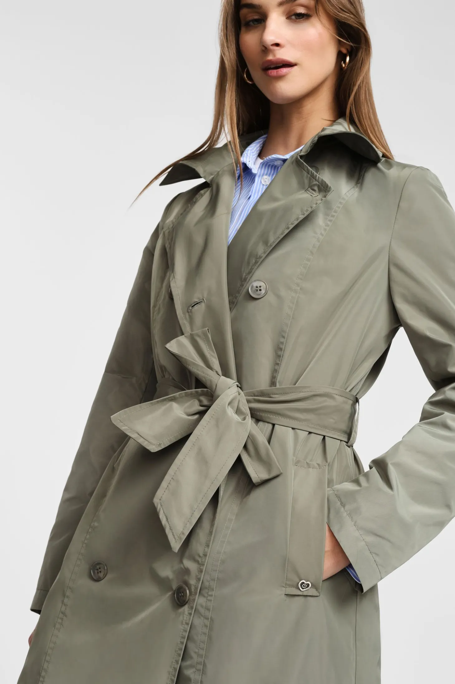 Trench con botones y cinturón