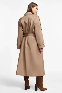 Trench con cinturón y abertura