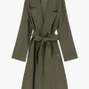Trench con cinturón y cuello amplio