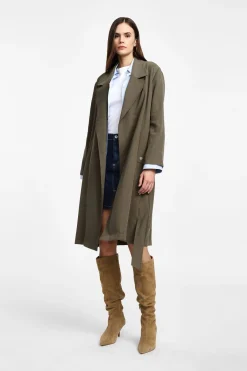 Trench con cinturón y cuello amplio