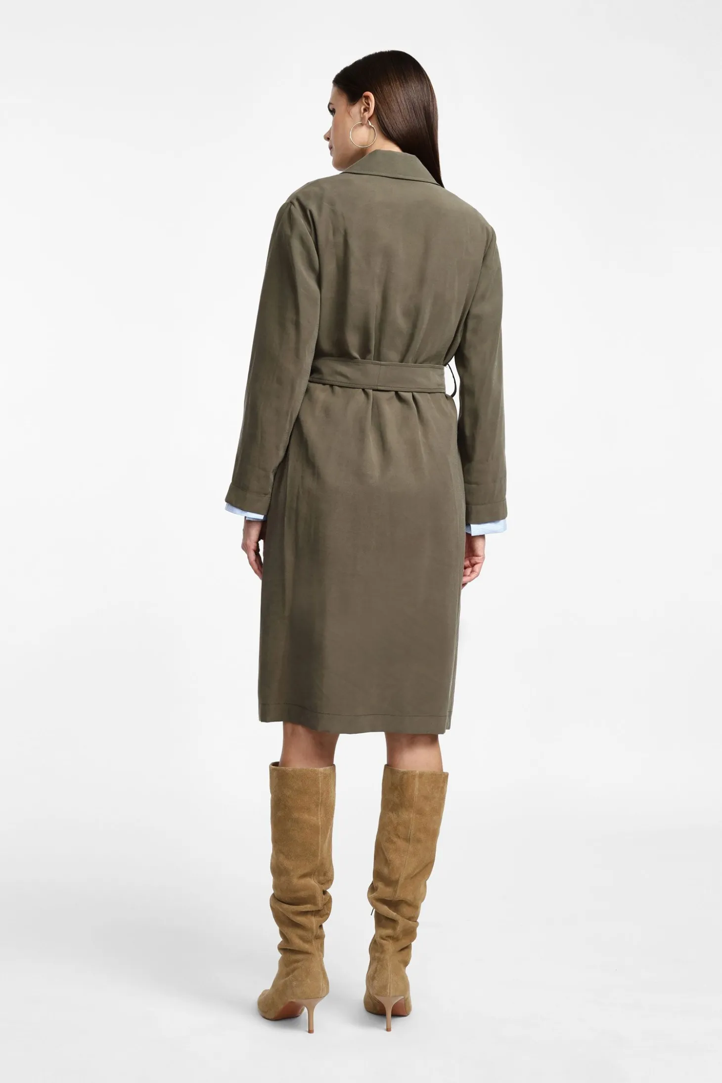 Trench con cinturón y cuello amplio
