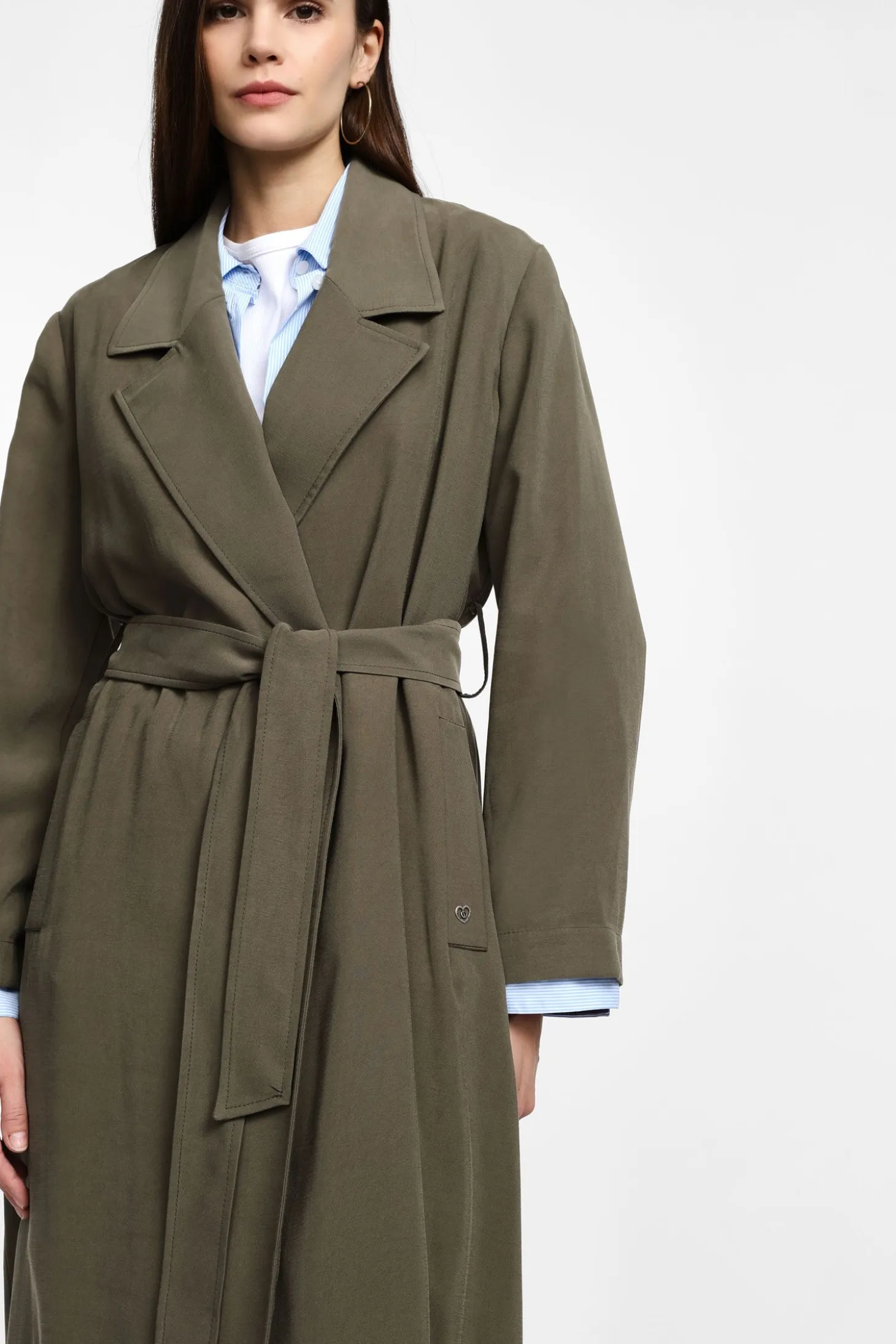 Trench con cinturón y cuello amplio