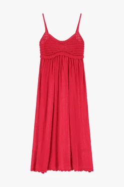 Vestido con tirantes y escote