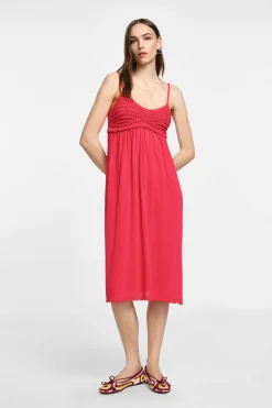 Vestido con tirantes y escote