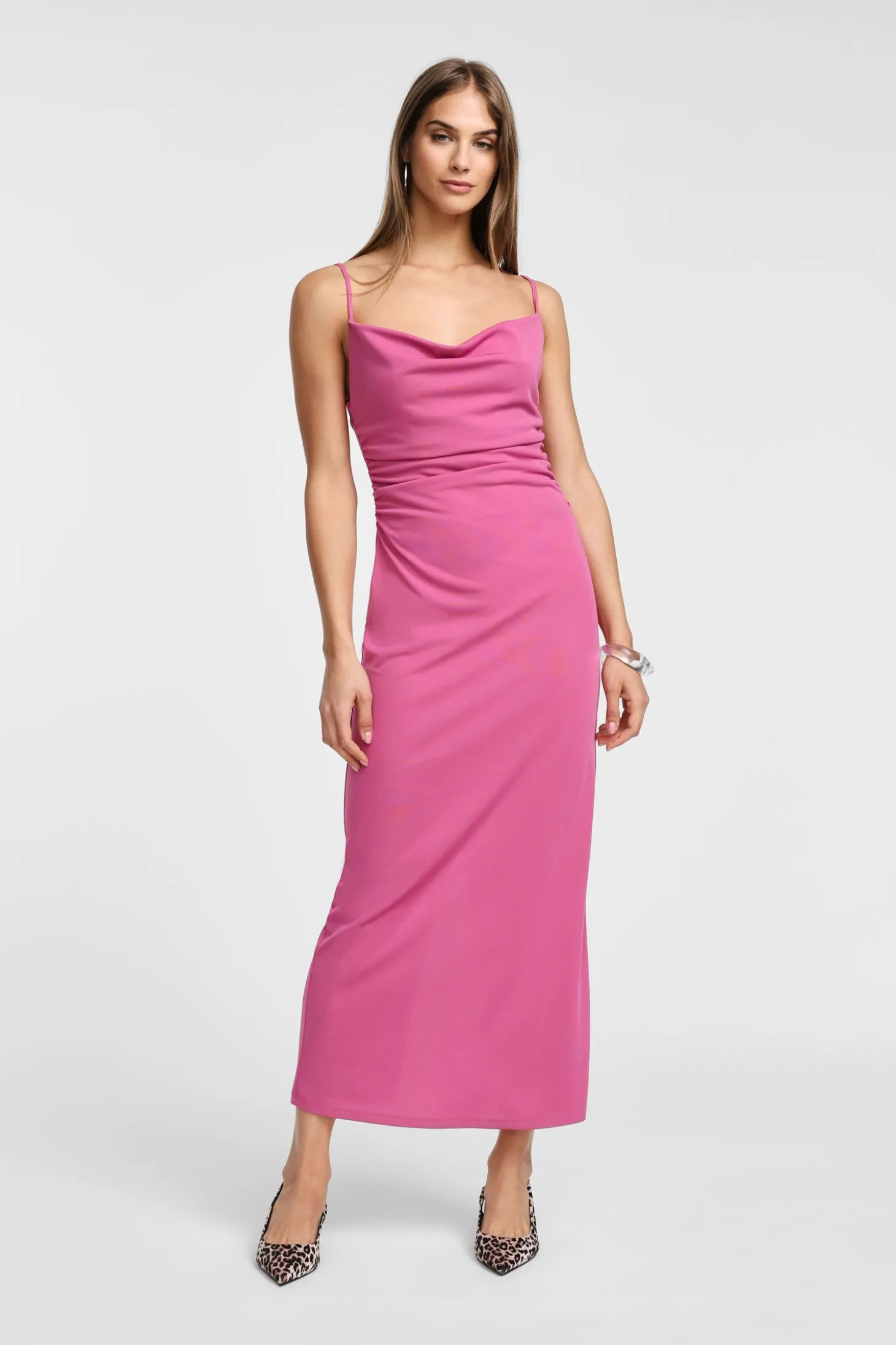 Vestido con tirantes y escote espalda
