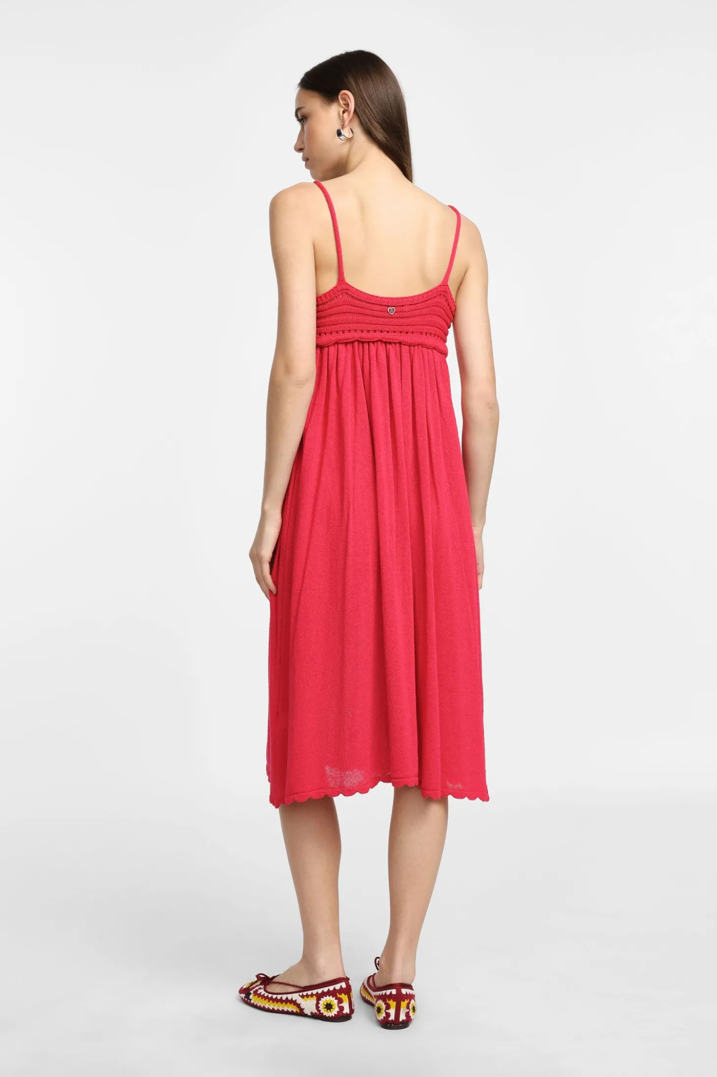 Vestido con tirantes y escote