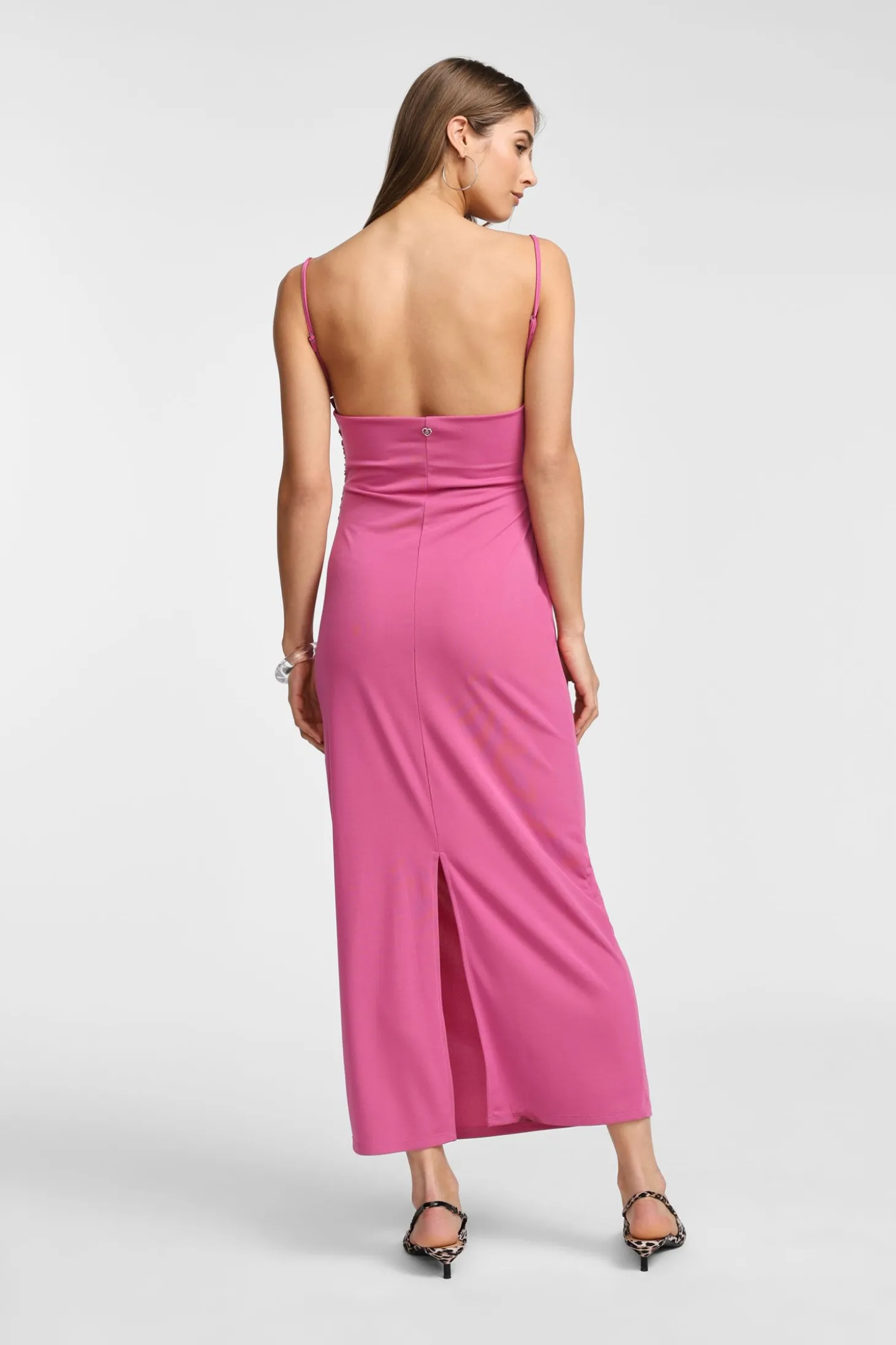 Vestido con tirantes y escote espalda
