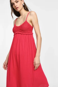 Vestido con tirantes y escote