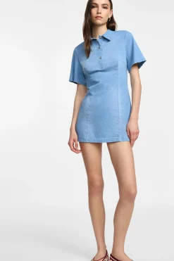 Vestido corto con cuello clásico