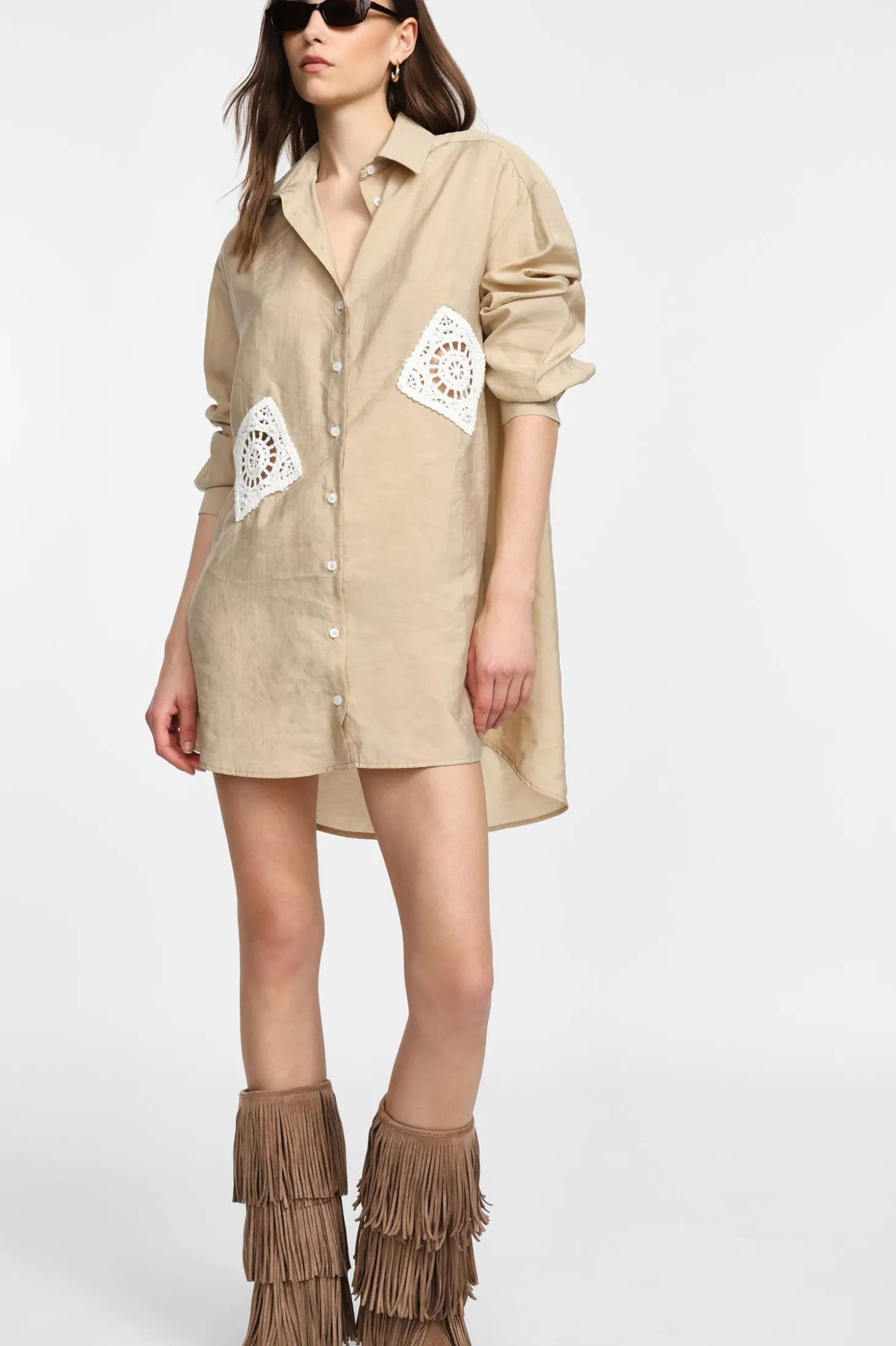 Vestido corto con cuello clásico