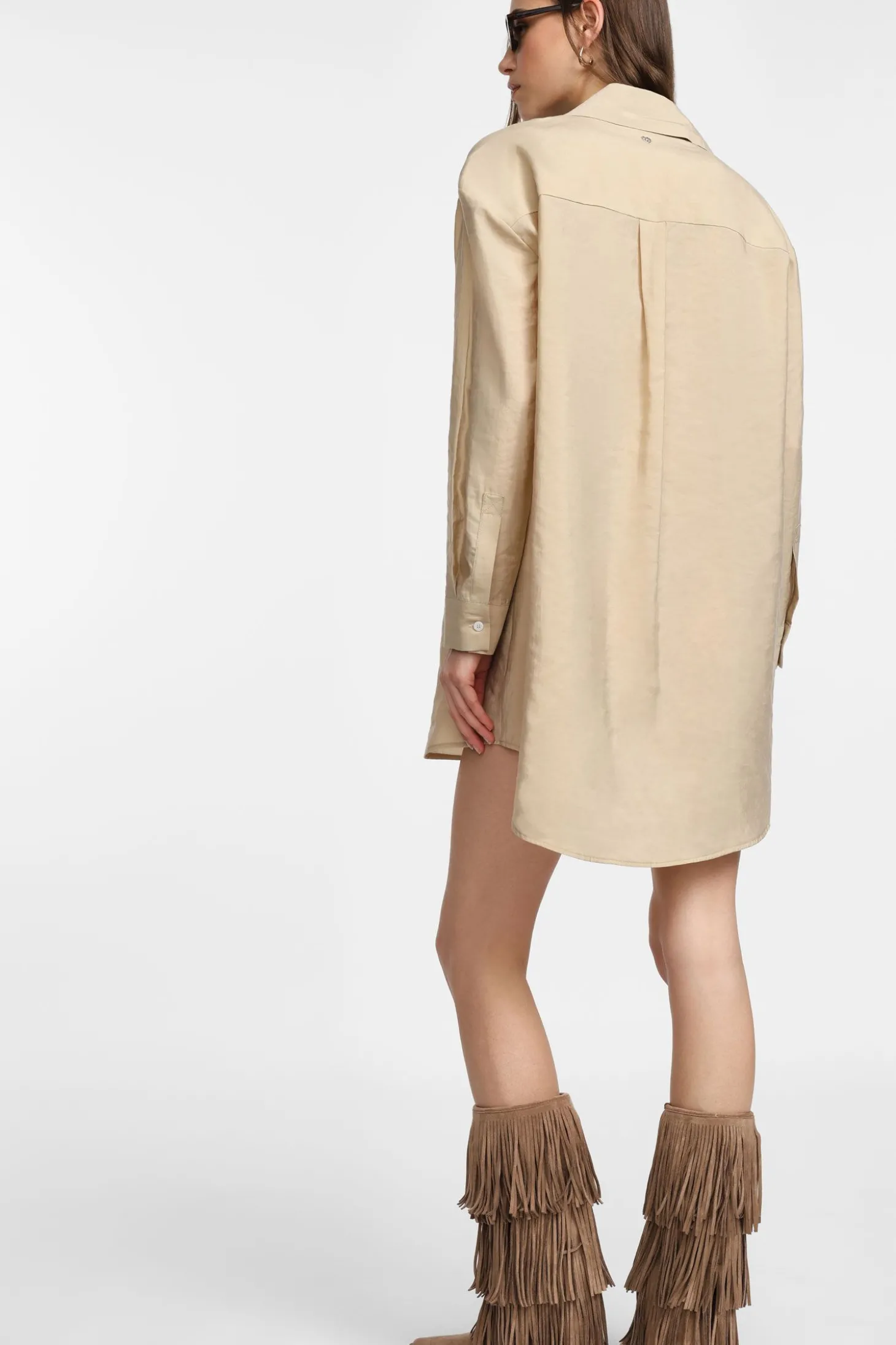 Vestido corto con cuello clásico
