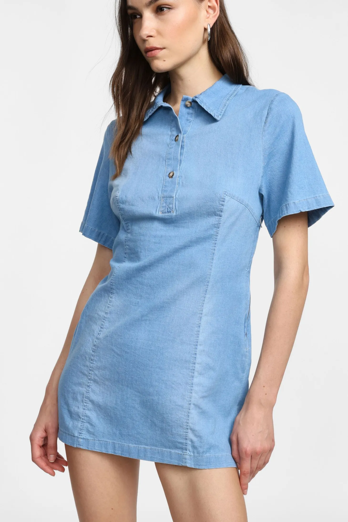 Vestido corto con cuello clásico