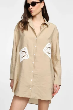 Vestido corto con cuello clásico