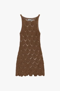 Vestido corto con diseño calado