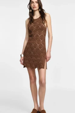 Vestido corto con diseño calado