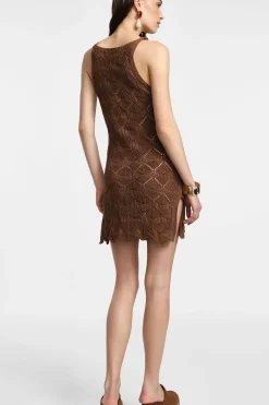 Vestido corto con diseño calado