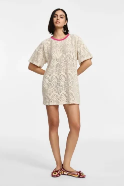 Vestido corto estampado calado