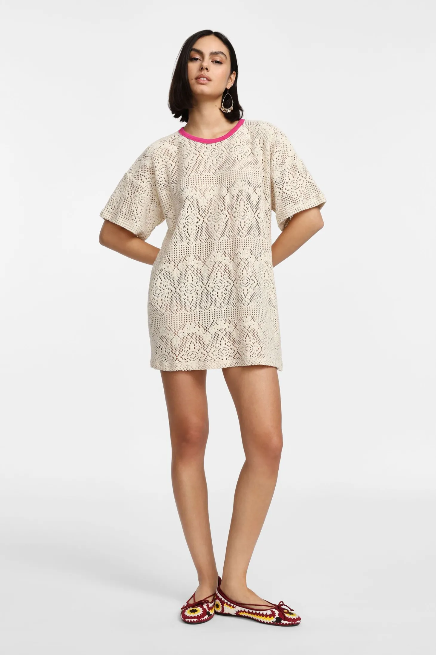 Vestido corto estampado calado