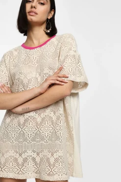 Vestido corto estampado calado