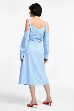 Vestido de tirantes con rayas y mangas