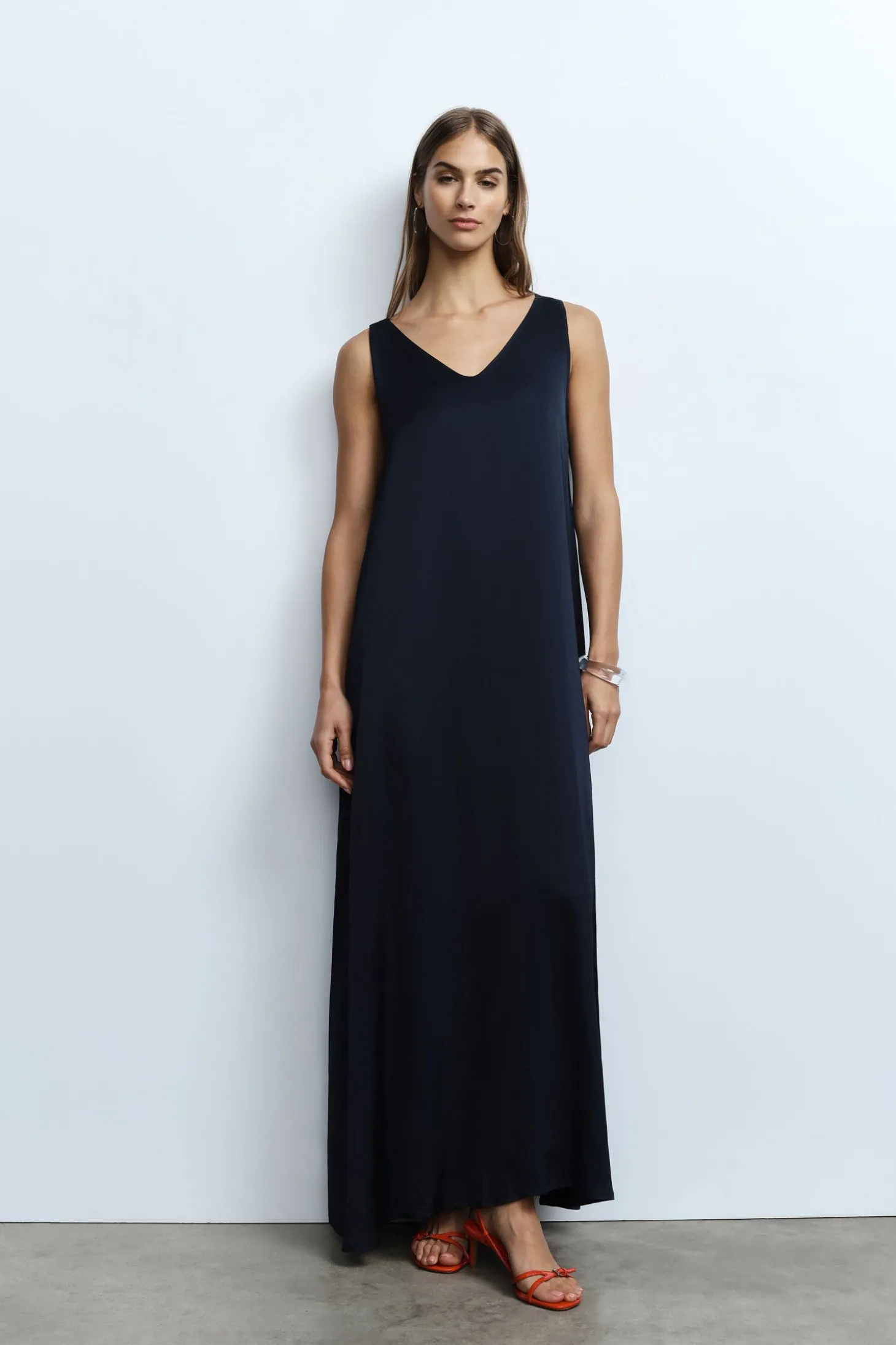 Vestido largo sin mangas escote v