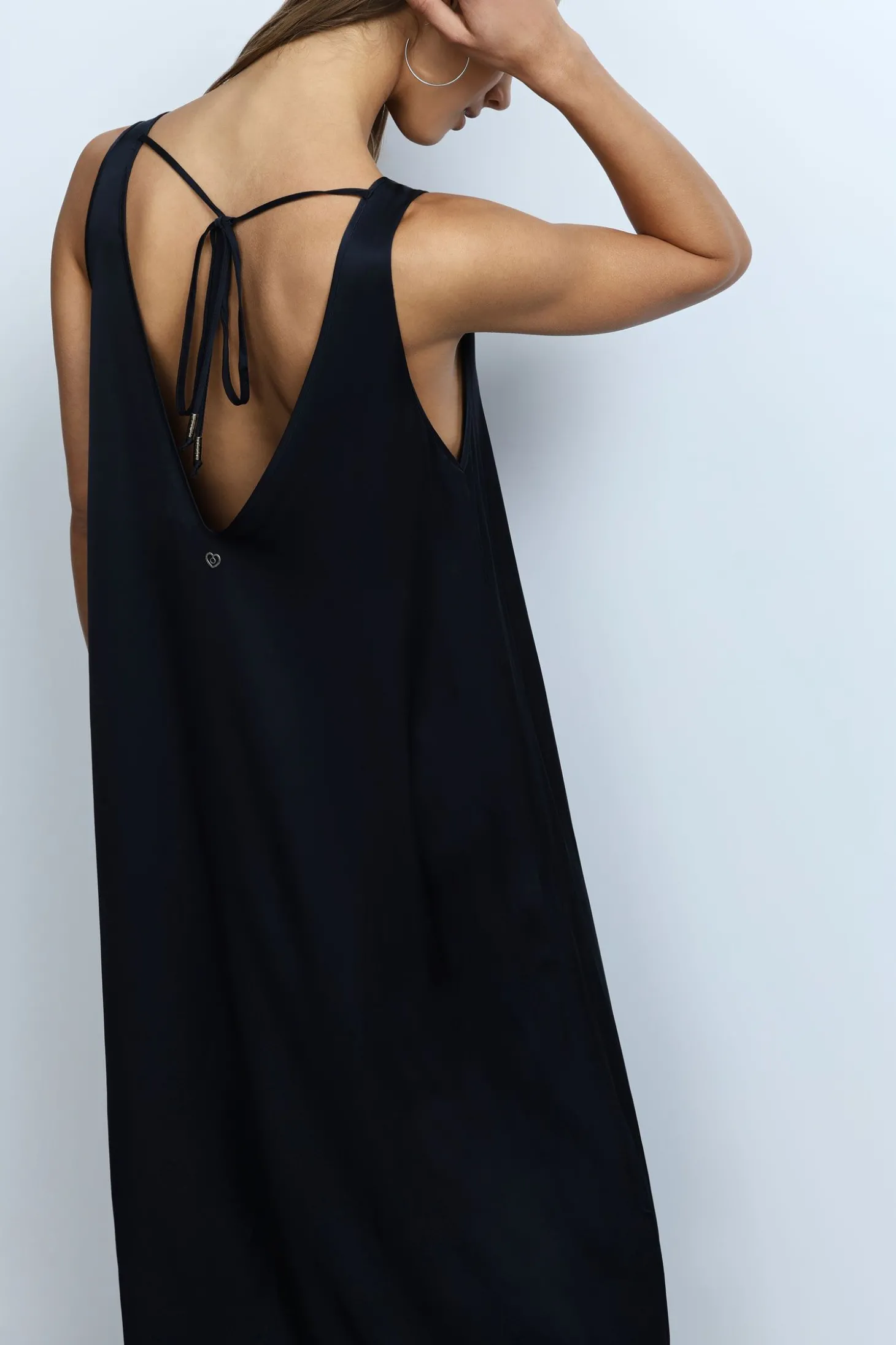 Vestido largo sin mangas escote v