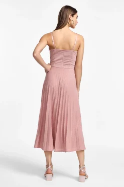 Vestido midi con tirantes finos