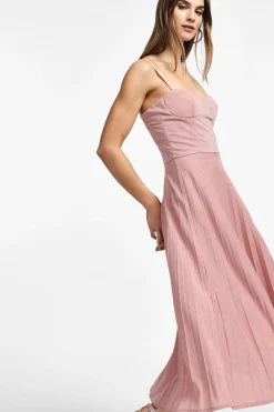 Vestido midi con tirantes finos
